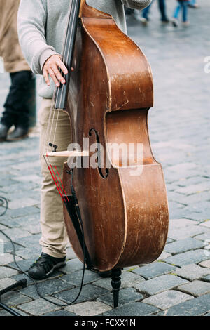 Les chansons de jazz rue musicien ambulant. Close up de contrebasse Banque D'Images