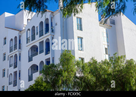Jolies maisons blanches typiques de Puerto Banus, Malaga Espagne Banque D'Images