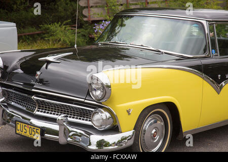 1955 Ford Fairlane Victoria voiture américaine classique garée à Canberra, en Australie Banque D'Images