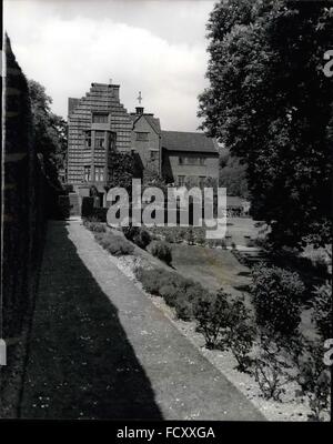 1966 - Chartwell pour être ouvert au public. Le National Trust ont choisi 22 juin. Comme la date d'ouverture de Chartwell, Sir Winston Churchill's home à Westerham, dans le Kent, qui a été acheté et remis à la fiducie par un groupe de ses amis en 1947. Il sera ouvert jusqu'à la fin de novembre 1966 - par la suite de mars à novembre. Photo montre :- Vue du Chartwell depuis l'un des nombreux jardins qui fait face à l'Ouest. © Keystone Photos USA/ZUMAPRESS.com/Alamy Live News Banque D'Images