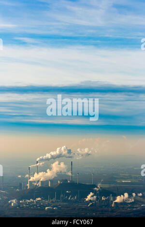 Vue aérienne, E.ON Kraftwerke GmbH, Gelsenkirchen, centrale à charbon, énergie fossile, Eon, ciel bleu, Emision, cheminées, panache de fumée Banque D'Images