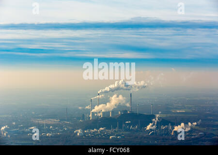 Vue aérienne, E.ON Kraftwerke GmbH, Gelsenkirchen, centrale à charbon, énergie fossile, Eon, ciel bleu, Emision, cheminées, panache de fumée Banque D'Images