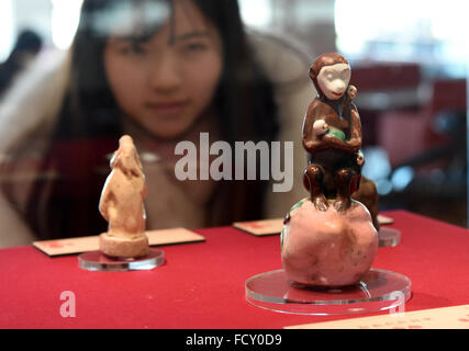 Nanjing. 25 Jan, 2016. Un visiteur regarde des porcelaines monkey dans le musée de Nanjing, à Nanjing, capitale de la province de Jiangsu, Chine orientale le 25 janvier 2016. Afin de célébrer la Nouvelle Année lunaire chinoise, Nanjing Museum a organisé une exposition sur le thème de singe. Selon le zodiaque chinois, 2016 est l'année du singe. © Sun pouvez/Xinhua/Alamy Live News Banque D'Images