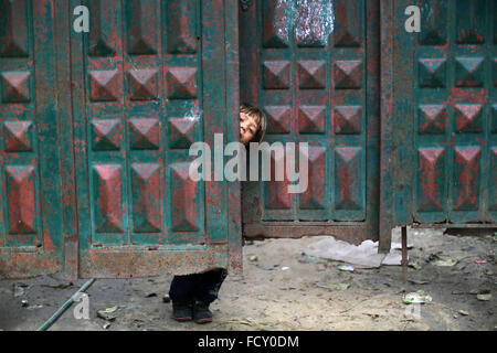 La ville de Beit Lahia, la bande de Gaza. 25 janvier, 2016. Un enfant palestinien pose pour une photo dans un quartier pauvre de la ville de Beit Lahia, dans le nord de la bande de Gaza, le 25 janvier 2016. Credit : Mohammed zaanoun/Alamy Live News Banque D'Images