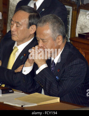 Tokyo, Japon. 26 janvier, 2016. Économique et Financier du ministre Japans Akira Amari, droit, médite pendant un régime chambre basse séance de questions-réponses à Tokyo le mardi 26 janvier, 2016. Amari a été dans l'eau chaude sur un magazine hebdomadaire rapport que lui et ses collaborateurs auraient accepté au moins 12 millions de yens en espèces d'une entreprise de construction en échange d'Amaris bureaux régionaux aident à régler un différend entre l'entreprise et un organisme de développement de logement. Credit : Natsuki Sakai/AFLO/Alamy Live News Banque D'Images