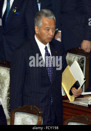 Tokyo, Japon. 26 janvier, 2016. Économique et Financier du ministre Japans Akira Amari promenades dans la chambre inférieure de régime pour une séance de questions-réponses à Tokyo le mardi 26 janvier, 2016. Amari a été dans l'eau chaude sur un magazine hebdomadaire rapport que lui et ses collaborateurs auraient accepté au moins 12 millions de yens en espèces d'une entreprise de construction en échange d'Amaris bureaux régionaux aident à régler un différend entre l'entreprise et un organisme de développement de logement. Credit : Natsuki Sakai/AFLO/Alamy Live News Banque D'Images