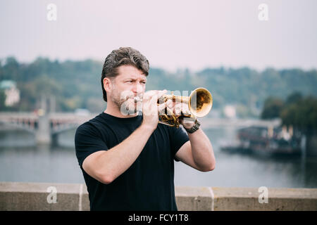 PRAGUE, RÉPUBLIQUE TCHÈQUE - le 10 octobre 2014 : Rue des chansons de jazz au musicien ambulant le Pont Charles à Prague. La rue est légal Banque D'Images