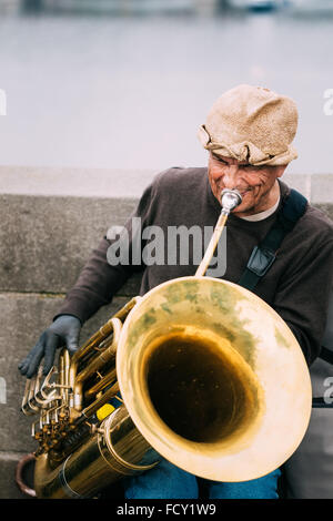 PRAGUE, RÉPUBLIQUE TCHÈQUE - le 10 octobre 2014 : Rue des chansons de jazz au musicien ambulant le Pont Charles à Prague. La rue est légal Banque D'Images