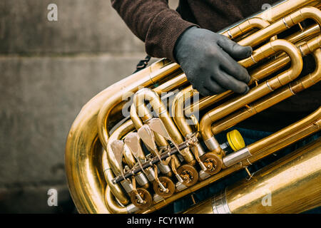 Les chansons de jazz rue musicien ambulant en plein air. Close up de gros tube Banque D'Images