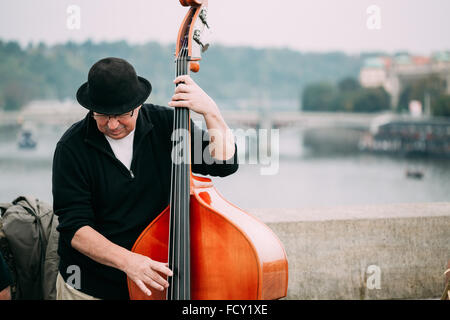 Prague, République tchèque - Le 10 octobre 2014 : Rue des chansons de jazz au musicien ambulant le Pont Charles à Prague. La rue est légal Banque D'Images