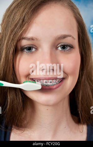 Une belle femme adolescentes pratiquant une bonne soins dentaires par se brosser les dents Banque D'Images