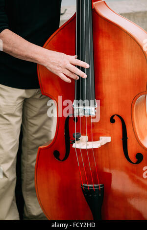 Les chansons de jazz rue musicien ambulant en plein air. Close up de contrebasse instruments de musique Banque D'Images