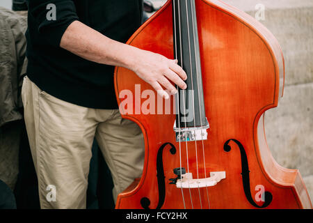 Les chansons de jazz rue musicien ambulant en plein air. Close up de contrebasse instruments de musique Banque D'Images