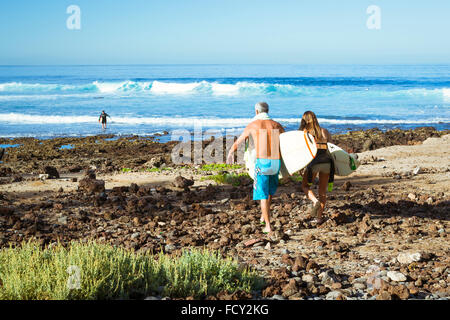 TENERIFE, ESPAGNE - 12 janvier 2013 : Surfers sur les vagues dans la populaire station balnéaire de canaries, Playa de Las Americas, Tenerife Banque D'Images