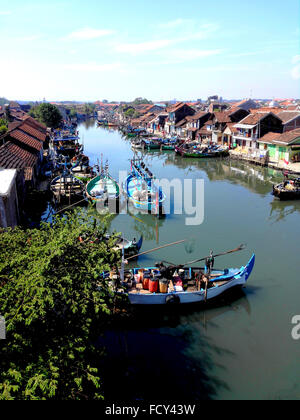 Centre de Java Indonésie Jepara bateaux de pêche amarrés sur le fleuve Adrian Baker Banque D'Images