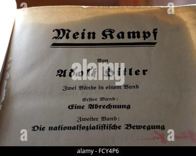 Une édition de 1938 de 'Mein Kampf' par Adolf Hitler, photographié sur 19. Janvier 2016 à Kassel (Hesse). Photo : Franz-Peter Tschauner/dpa Banque D'Images