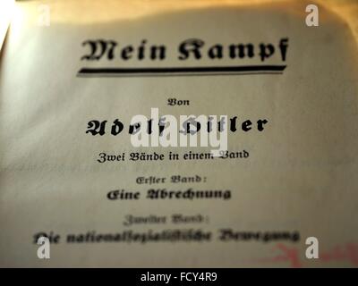 Une édition de 1938 de 'Mein Kampf' par Adolf Hitler, photographié sur 19. Janvier 2016 à Kassel (Hesse). Photo : Franz-Peter Tschauner/dpa Banque D'Images