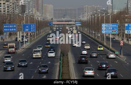 (160126) -- SHIJIAZHUANG, 26 janvier 2016 (Xinhua) -- Photo prise le 26 janvier 2016 montre voitures de course sur une route principale dans la région de Shijiazhuang, capitale de la province de Hebei en Chine du nord. En 2015, 23,85 millions de voitures neuves ont été enregistrées en Chine, en prenant possession d'une voiture jusqu'à 172 millions de dollars, selon le ministère de la Sécurité publique le lundi. Le bureau de gestion du trafic du ministère a dit dans une déclaration qu'à la fin de l'année dernière, la propriété du véhicule avait atteint 279 millions de dollars, avec plus de 61  % sont des voitures, le marquage d'un passage de motos à l'automobile comme un moyen de transport à moteur. (X Banque D'Images