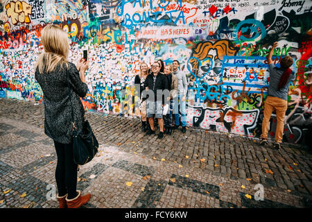 Prague, République tchèque - Le 10 octobre 2014 : personnes à pied et prendre en photo célèbre place de Prague - Le mur de John Lennon. Banque D'Images