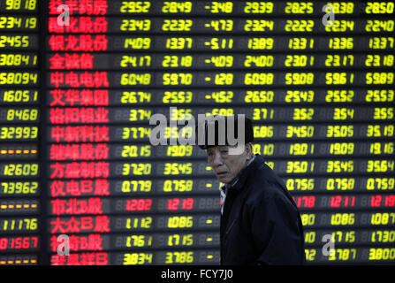 Un investisseur est de dormir sur le fauteuil dans un marché boursier à Huaibei, la province de l'Anhui, est de la Chine le 26 mai 2016. La Chine Shanghai Composite fermé 6.4 pour cent, atteignant son plus bas niveau depuis décembre 2014. Banque D'Images