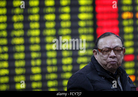 Un investisseur est de dormir sur le fauteuil dans un marché boursier à Huaibei, la province de l'Anhui, est de la Chine le 26 mai 2016. La Chine Shanghai Composite fermé 6.4 pour cent, atteignant son plus bas niveau depuis décembre 2014. Banque D'Images