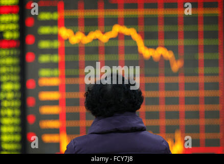 Un investisseur est de dormir sur le fauteuil dans un marché boursier à Huaibei, la province de l'Anhui, est de la Chine le 26 mai 2016. La Chine Shanghai Composite fermé 6.4 pour cent, atteignant son plus bas niveau depuis décembre 2014. Banque D'Images