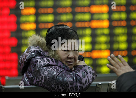 Un investisseur est de dormir sur le fauteuil dans un marché boursier à Huaibei, la province de l'Anhui, est de la Chine le 26 mai 2016. La Chine Shanghai Composite fermé 6.4 pour cent, atteignant son plus bas niveau depuis décembre 2014. Banque D'Images