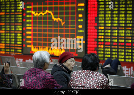 Un investisseur est de dormir sur le fauteuil dans un marché boursier à Huaibei, la province de l'Anhui, est de la Chine le 26 mai 2016. La Chine Shanghai Composite fermé 6.4 pour cent, atteignant son plus bas niveau depuis décembre 2014. Banque D'Images