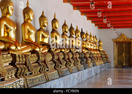 Statues de Bouddha en or permanent. Temple de Wat Pho à Bangkok, Thaïlande Banque D'Images