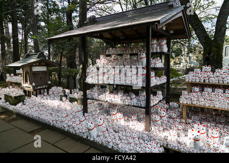 Tokyo, Japon. 26 janvier, 2016. Des milliers de figurines Maneki-Neko sur l'affichage à Goutoku Temple le 26 janvier 2016 à Tokyo, Japon. Le temple et la région est bien connue pour son impressionnante collection de Maneki-Neko, montrant littéralement les chats. Les chats sont un charme japonais pensé pour porter chance à son propriétaire. Ils sont souvent affiché à l'entrée de boutiques et restaurants mais Goutoku Temple va un plus loin et affiche plus de 1000 chats tout au long de son sol. Credit : Rodrigo Reyes Marin/AFLO/Alamy Live News Banque D'Images