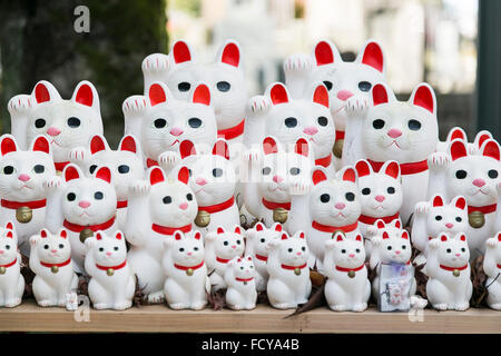 Tokyo, Japon. 26 janvier, 2016. Des milliers de figurines Maneki-Neko sur l'affichage à Goutoku Temple le 26 janvier 2016 à Tokyo, Japon. Le temple et la région est bien connue pour son impressionnante collection de Maneki-Neko, montrant littéralement les chats. Les chats sont un charme japonais pensé pour porter chance à son propriétaire. Ils sont souvent affiché à l'entrée de boutiques et restaurants mais Goutoku Temple va un plus loin et affiche plus de 1000 chats tout au long de son sol. Credit : Rodrigo Reyes Marin/AFLO/Alamy Live News Banque D'Images