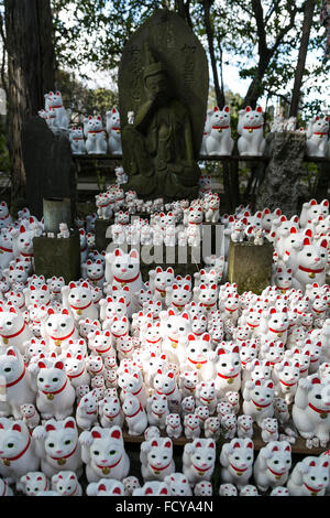 Tokyo, Japon. 26 janvier, 2016. Des milliers de figurines Maneki-Neko sur l'affichage à Goutoku Temple le 26 janvier 2016 à Tokyo, Japon. Le temple et la région est bien connue pour son impressionnante collection de Maneki-Neko, montrant littéralement les chats. Les chats sont un charme japonais pensé pour porter chance à son propriétaire. Ils sont souvent affiché à l'entrée de boutiques et restaurants mais Goutoku Temple va un plus loin et affiche plus de 1000 chats tout au long de son sol. Credit : Rodrigo Reyes Marin/AFLO/Alamy Live News Banque D'Images