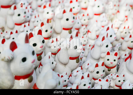 Tokyo, Japon. 26 janvier, 2016. Des milliers de figurines Maneki-Neko sur l'affichage à Goutoku Temple le 26 janvier 2016 à Tokyo, Japon. Le temple et la région est bien connue pour son impressionnante collection de Maneki-Neko, montrant littéralement les chats. Les chats sont un charme japonais pensé pour porter chance à son propriétaire. Ils sont souvent affiché à l'entrée de boutiques et restaurants mais Goutoku Temple va un plus loin et affiche plus de 1000 chats tout au long de son sol. Credit : Rodrigo Reyes Marin/AFLO/Alamy Live News Banque D'Images