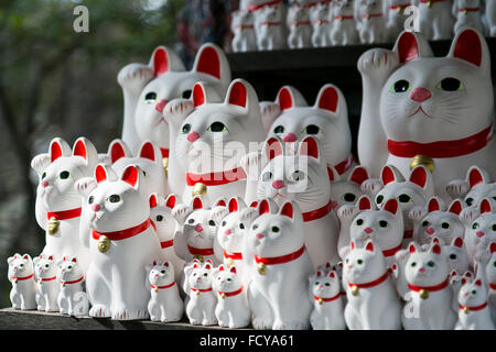 Tokyo, Japon. 26 janvier, 2016. Des milliers de figurines Maneki-Neko sur l'affichage à Goutoku Temple le 26 janvier 2016 à Tokyo, Japon. Le temple et la région est bien connue pour son impressionnante collection de Maneki-Neko, montrant littéralement les chats. Les chats sont un charme japonais pensé pour porter chance à son propriétaire. Ils sont souvent affiché à l'entrée de boutiques et restaurants mais Goutoku Temple va un plus loin et affiche plus de 1000 chats tout au long de son sol. Credit : Rodrigo Reyes Marin/AFLO/Alamy Live News Banque D'Images