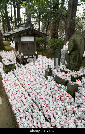 Tokyo, Japon. 26 janvier, 2016. Des milliers de figurines Maneki-Neko sur l'affichage à Goutoku Temple le 26 janvier 2016 à Tokyo, Japon. Le temple et la région est bien connue pour son impressionnante collection de Maneki-Neko, montrant littéralement les chats. Les chats sont un charme japonais pensé pour porter chance à son propriétaire. Ils sont souvent affiché à l'entrée de boutiques et restaurants mais Goutoku Temple va un plus loin et affiche plus de 1000 chats tout au long de son sol. Credit : Rodrigo Reyes Marin/AFLO/Alamy Live News Banque D'Images