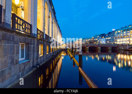 L'Alster dans le centre-ville de Hambourg la nuit Banque D'Images