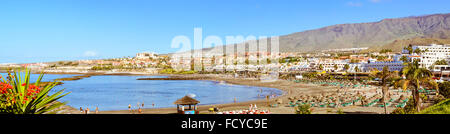 TENERIFE, ESPAGNE - 14 janvier 2013 : plage de sable avec chaises longues et parasols en chaume, Costa Adeje, Tenerife, Canaries, Espagne Banque D'Images