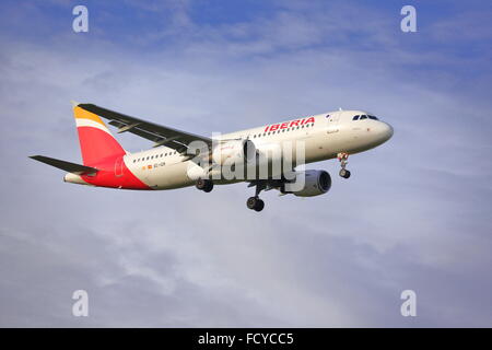 Iberia Airlines Airbus A320-214 EC-IZR l'atterrissage à Heathrow Banque D'Images