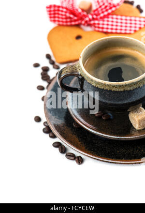 Café avec des gâteaux en forme de coeur sur fond blanc. Nourriture et boissons. Concept d'amour. Selective focus Banque D'Images