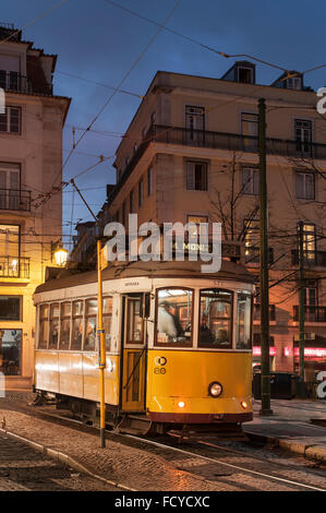 Lisbonne historique tramway jaune sur bleu heure Banque D'Images