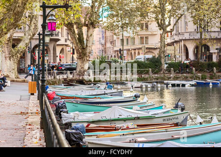 5 octobre 2013 - Annecy, France. Collection de bateaux privés sur l'eau à Annecy, ville de villégiature en Europe Banque D'Images