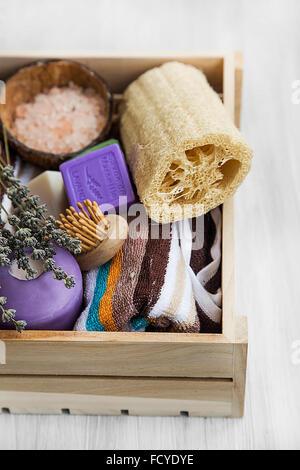 De soins du corps et produits de spa au savon de Marseille, loofah et lavande Banque D'Images