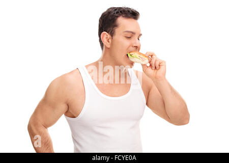 Portrait d'un jeune homme en train de manger un sandwich isolé sur fond blanc Banque D'Images