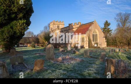 Petite église en pierre à Welford sur Avon, Stratford upon Avon, Warwickshire, en Angleterre. Banque D'Images