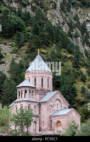 Georgien, Stepansminda Darialschlucht Mtskheta-Mtianeti,,. Kirche des Dariali-Klosters nahe der Russischen Föderation zur Grenze Banque D'Images