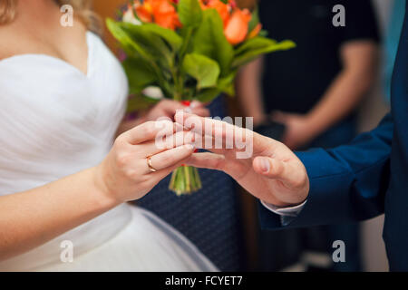 La mariée et le marié échange sonne à la cérémonie du mariage Banque D'Images