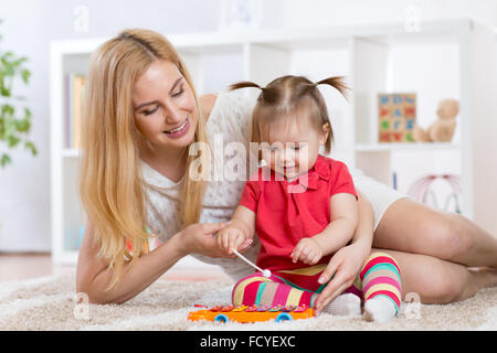 La mère et l'enfant play Banque D'Images