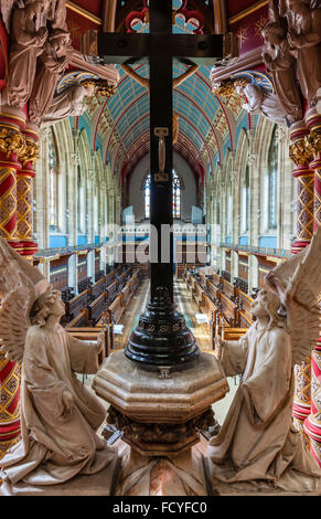 Un séminaire catholique. Vue de derrière l'autel dans la chapelle de St Cuthbert (Dunn et Hansom,1884) Banque D'Images