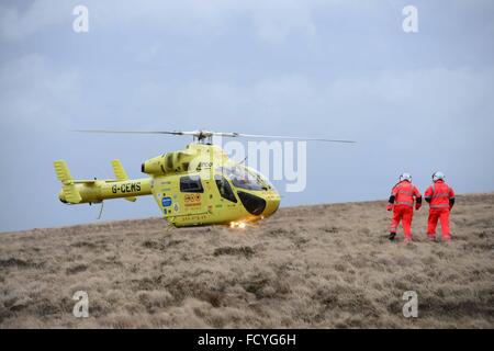 Yorkshire Air Ambulance assister à un accident sur l'A628 Woodhead Pass, près de Dunford Bridge, West Yorkshire. © Scott Bairstow/Alamy Banque D'Images