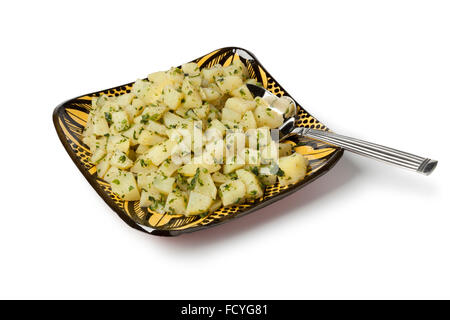Salade de pommes de terre traditionnelle marocaine sur fond blanc Banque D'Images